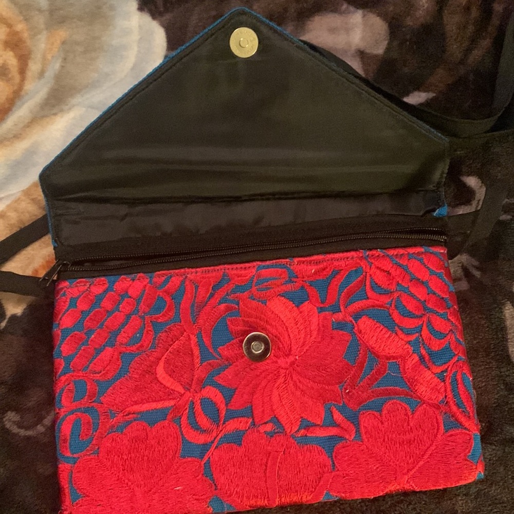 Embroidered purse - Picture 2 of 6